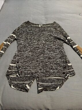 Cute lightweight sweater for all seasons.
